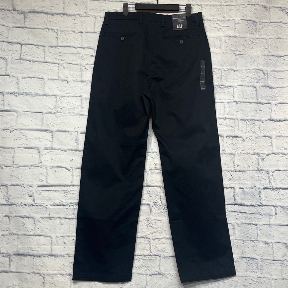 NWT-Gap Essential Khaki Loose Pants.